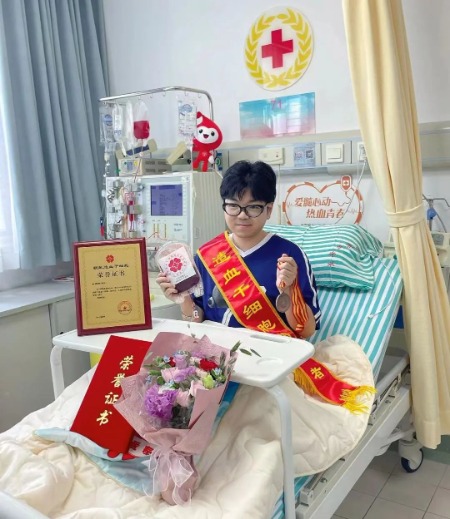 東華大學(xué)碩士生余昊楠成為上海市第655例造血干細(xì)胞捐獻(xiàn)者。楊玉璋 攝