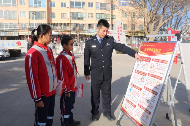 民警給孩子們宣講法律知識(shí).jpg 民警給孩子們宣講法律知識(shí).jpg