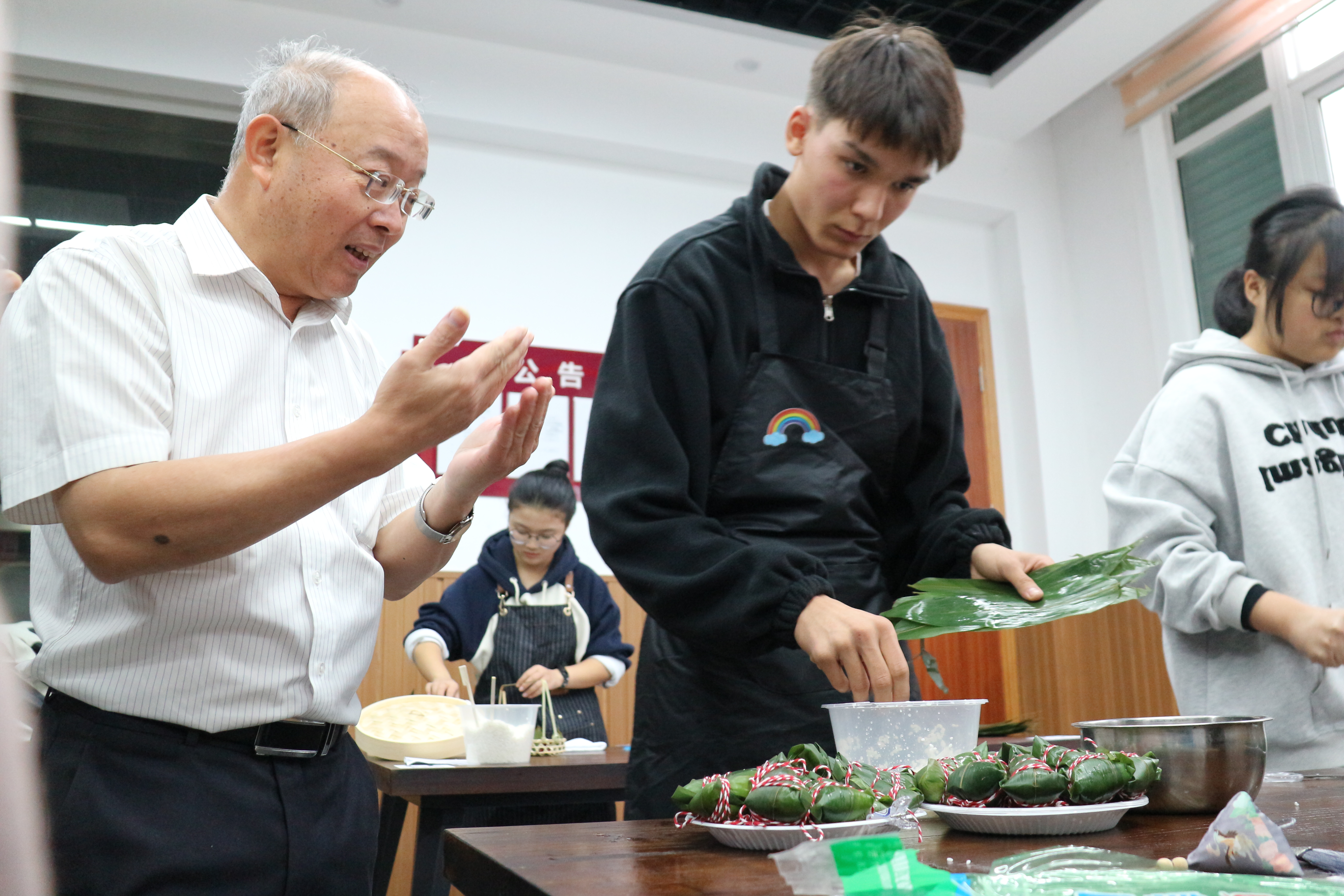 寧波行知職高新疆班學生制作的粽子得到“時代楷?！卞X海軍的肯定 慈溪市教育局供圖.JPG
