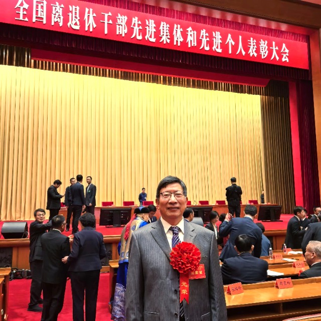 忻元華在表彰大會現(xiàn)場 學校供圖.jpg 忻元華在表彰大會現(xiàn)場 學校供圖.jpg
