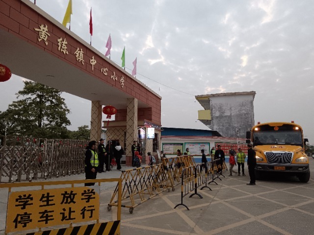 黃練鎮(zhèn)中心小學學生下校車照片3.jpg 黃練鎮(zhèn)中心小學學生下校車照片3.jpg