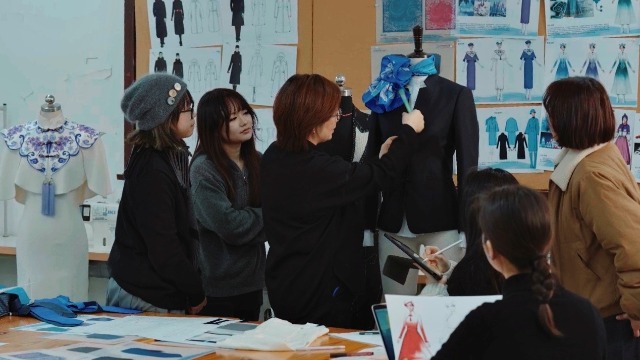 東華大學(xué)服裝與藝術(shù)設(shè)計(jì)學(xué)院師生團(tuán)隊(duì)在討論結(jié)構(gòu)細(xì)節(jié)。學(xué)校供圖