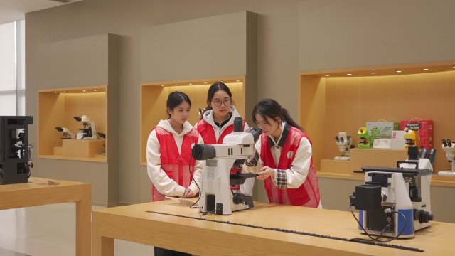 寧波衛(wèi)生職院學(xué)生在“科學(xué)家實(shí)驗(yàn)場景復(fù)刻”區(qū)參加體驗(yàn) 鐘凱穎 攝.jpg 寧波衛(wèi)生職院學(xué)生在“科學(xué)家實(shí)驗(yàn)場景復(fù)刻”區(qū)參加體驗(yàn) 鐘凱穎 攝.jpg