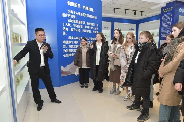 來訪師生參觀生命科學(xué)館。學(xué)校供圖。.jpg