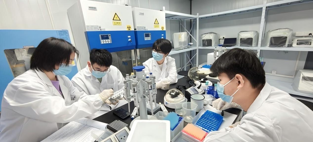 把課堂搬到實驗室，學生在做“個體基因解密實驗”預實驗。學校供圖
