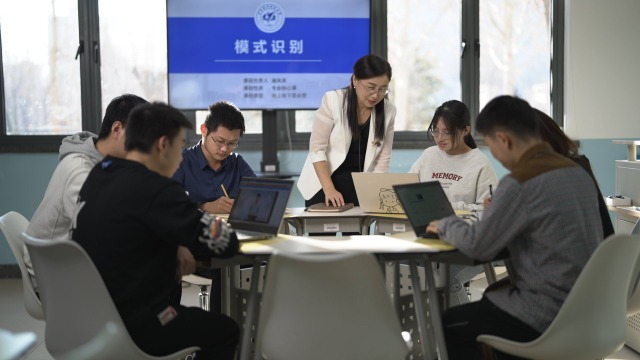 謝鳳英指導(dǎo)學(xué)生。資料圖片.jpg