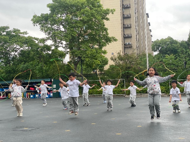 寧波市海曙區(qū)雅悅幼兒園的孩子們在跳繩鍛煉 幼兒園供圖.jpg 寧波市海曙區(qū)雅悅幼兒園的孩子們在跳繩鍛煉 幼兒園供圖.jpg