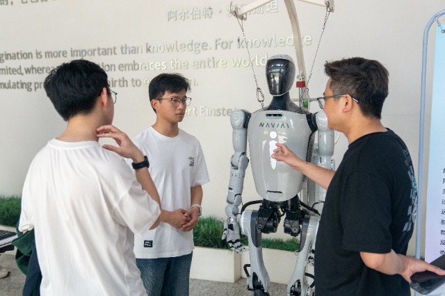 公眾參與體驗(yàn)中國(guó)科學(xué)院寧波材料所機(jī)器人科技成果 寧波材料所供圖.jpg 公眾參與體驗(yàn)中國(guó)科學(xué)院寧波材料所機(jī)器人科技成果 寧波材料所供圖.jpg