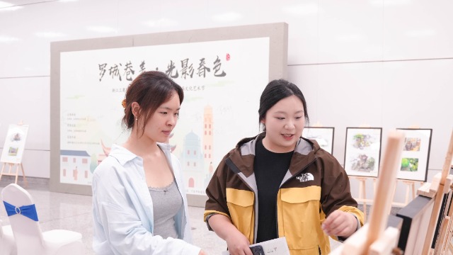 浙江工商職院學(xué)生在“羅城巷美·光影春色”主題展介紹作品 學(xué)校供圖.jpg 浙江工商職院學(xué)生在“羅城巷美·光影春色”主題展介紹作品 學(xué)校供圖.jpg