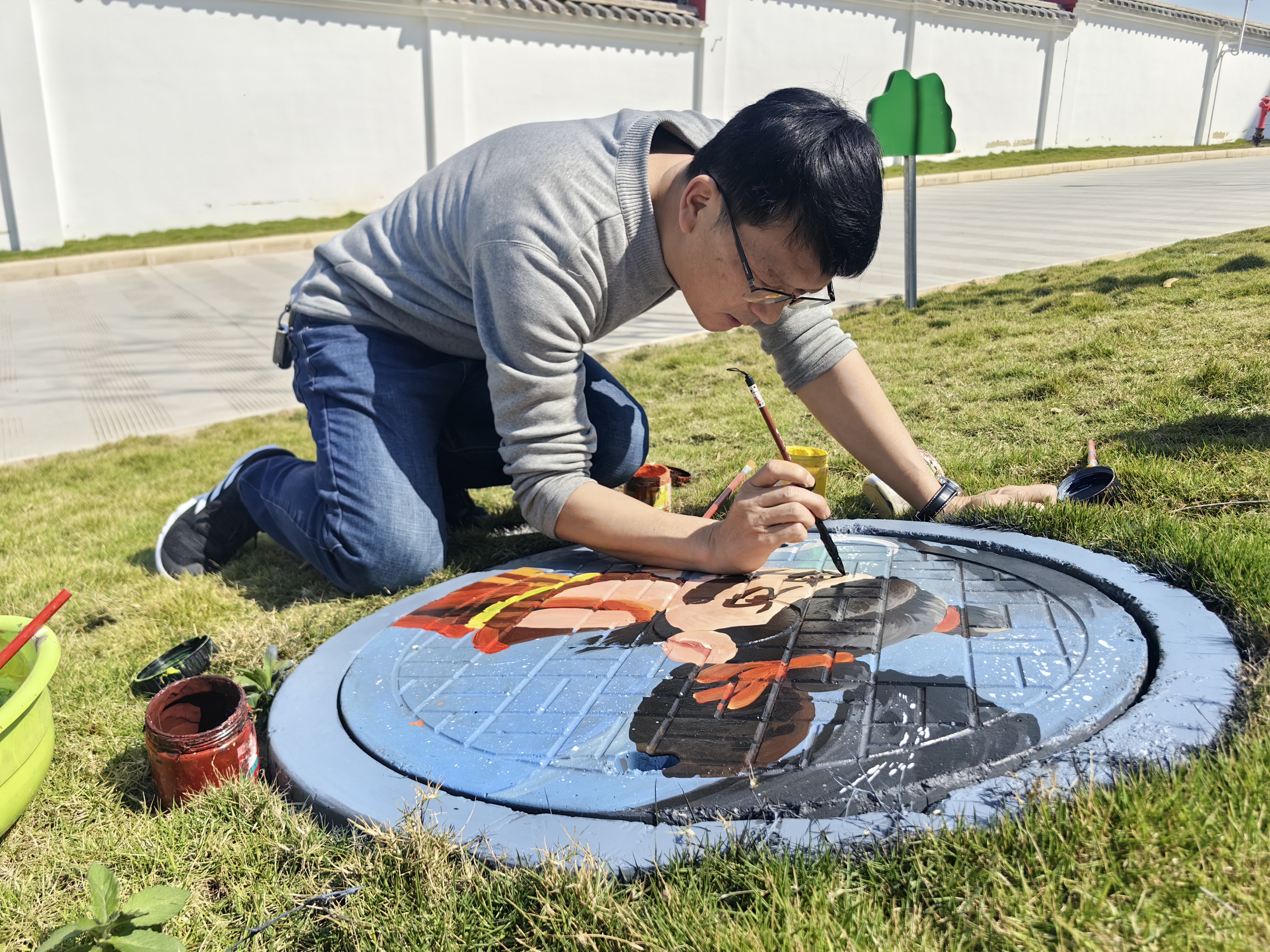 師生共繪井蓋 無量中學供圖1.jpg