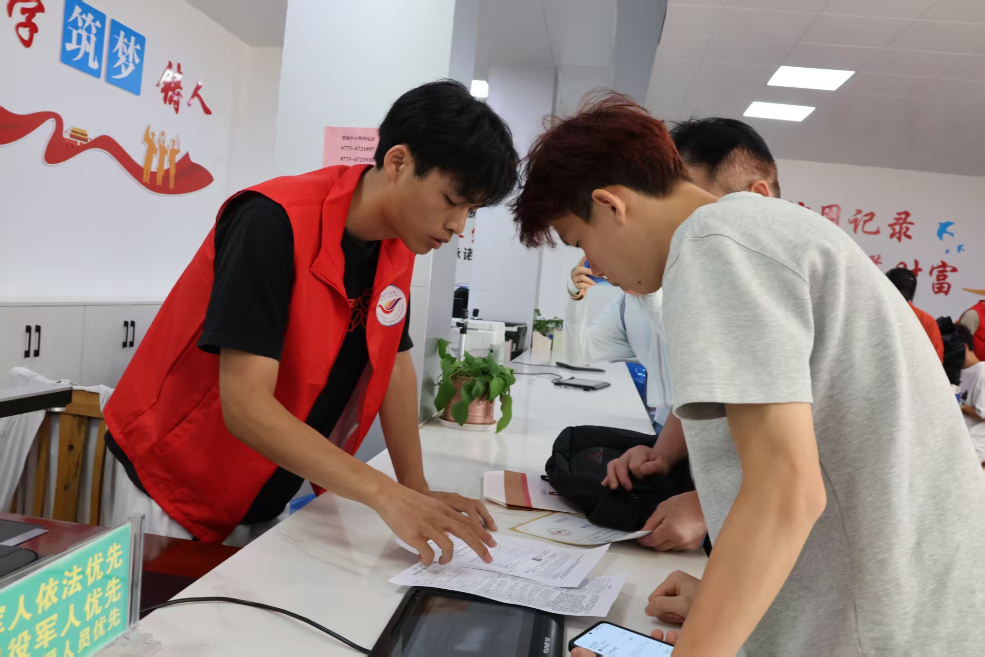 覃塘區(qū):志愿者指引前來辦理貸款業(yè)務(wù)的學(xué)生.jpg 覃塘區(qū):志愿者指引前來辦理貸款業(yè)務(wù)的學(xué)生.jpg