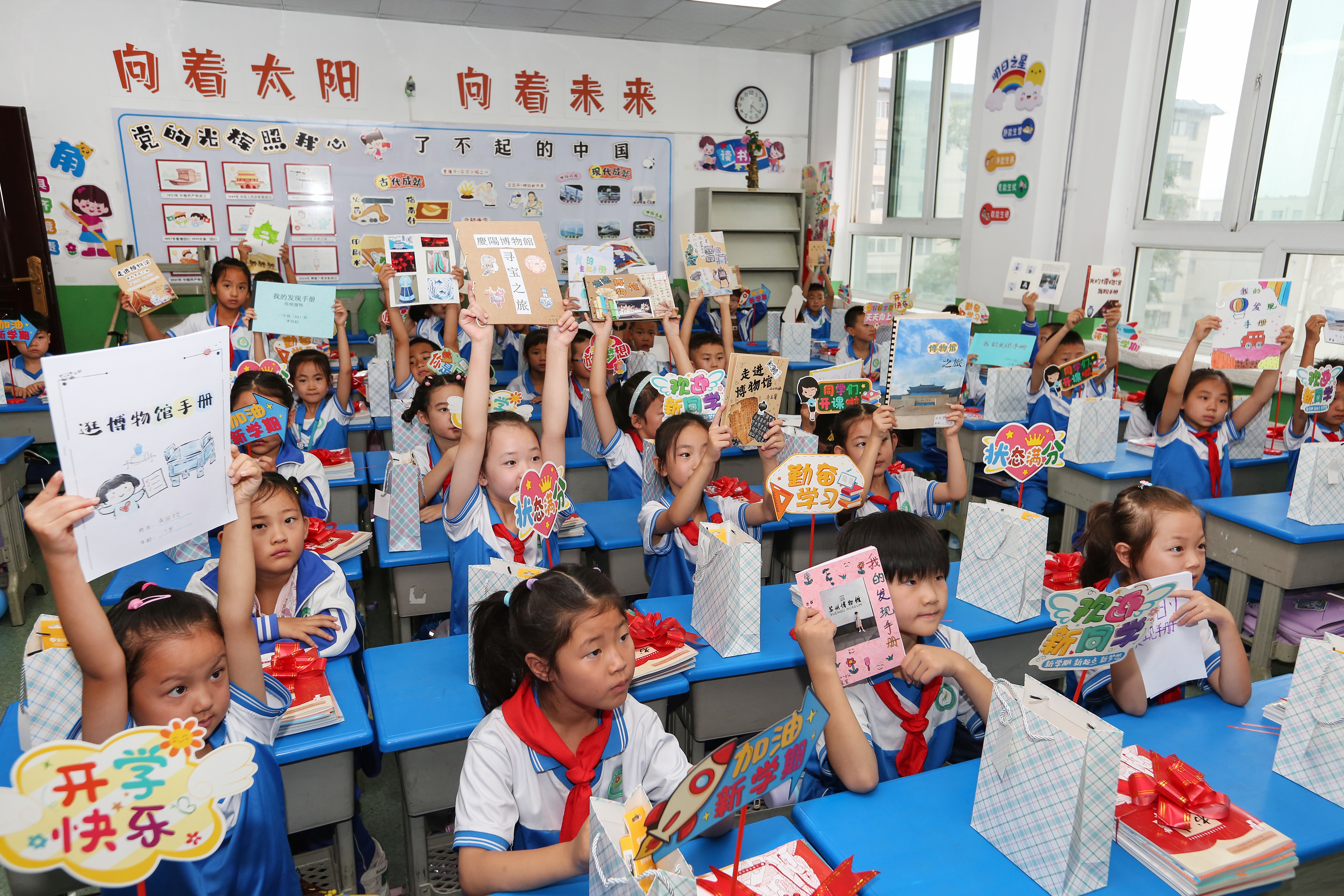 04——8月25日，甘肅省平?jīng)鍪嗅轻紖^(qū)西大街小學(xué)學(xué)生在教室里展示暑期作業(yè)。.JPG