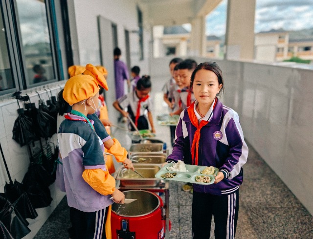 打飯(圖:張樹(shù)雙).jpg 打飯(圖:張樹(shù)雙).jpg