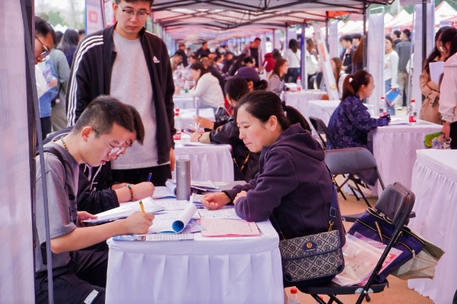 太原理工大學(xué)招聘會(huì)現(xiàn)場(chǎng)圖片2.jpg