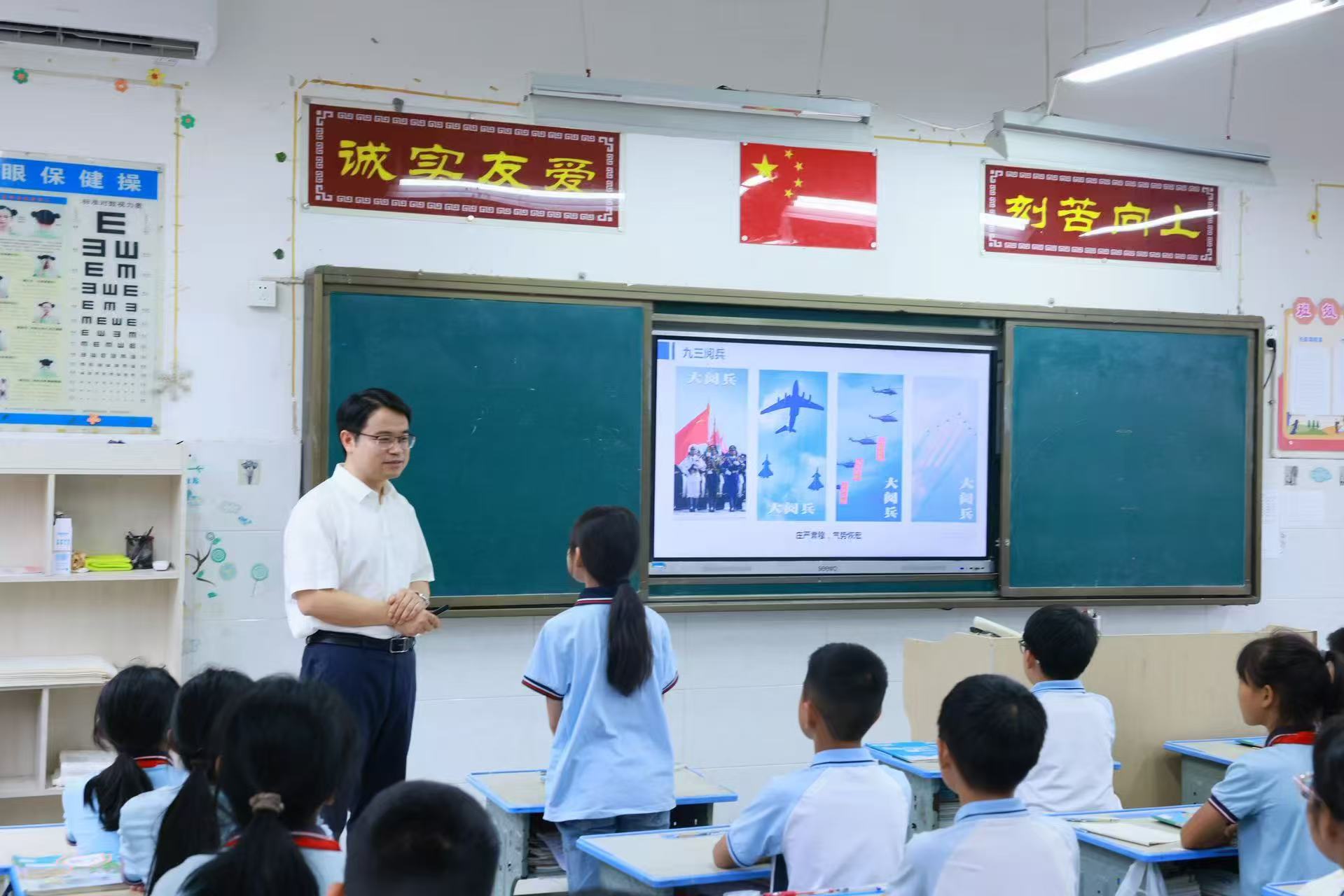 寧波大學數(shù)學與統(tǒng)計學院科普宣講團成員為孩子們上趣味數(shù)學課 學校供圖.jpg