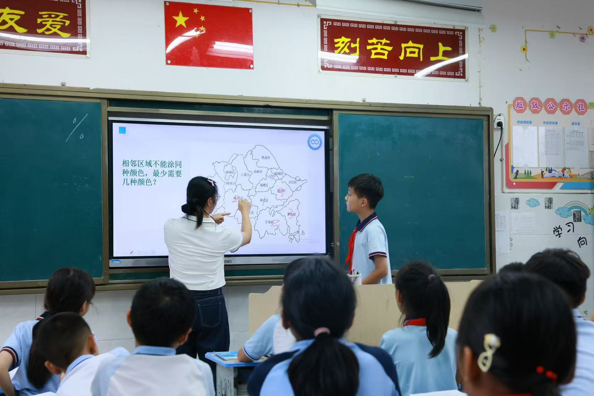 寧波大學數(shù)學與統(tǒng)計學院科普宣講團成員為孩子們上趣味數(shù)學課 學校供圖1.jpg