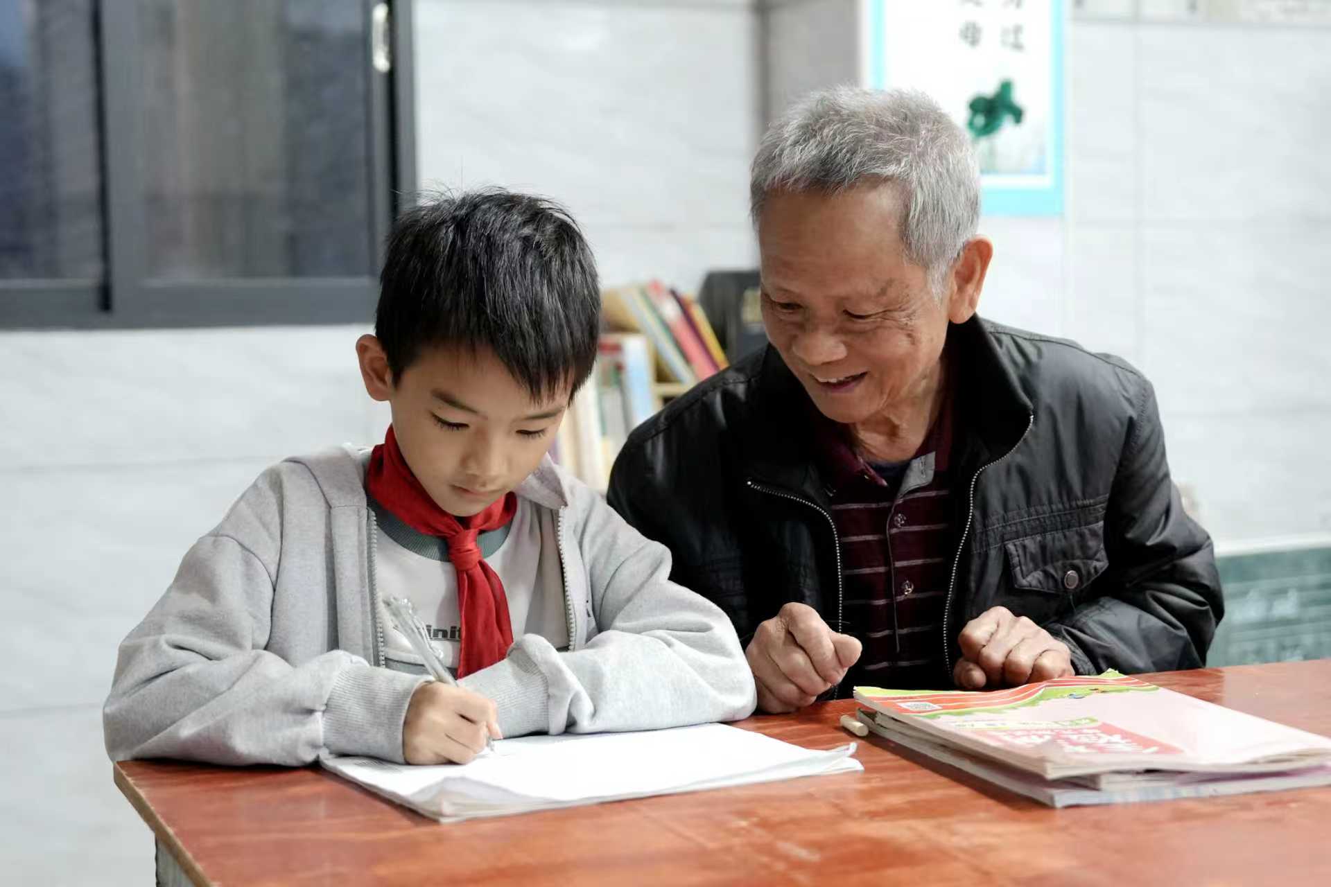 李其旭正在輔導(dǎo)學(xué)生.jpg