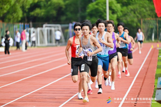 付斌文（前一）參加寧波市第十二屆大學生田徑運動會 學校供圖.png