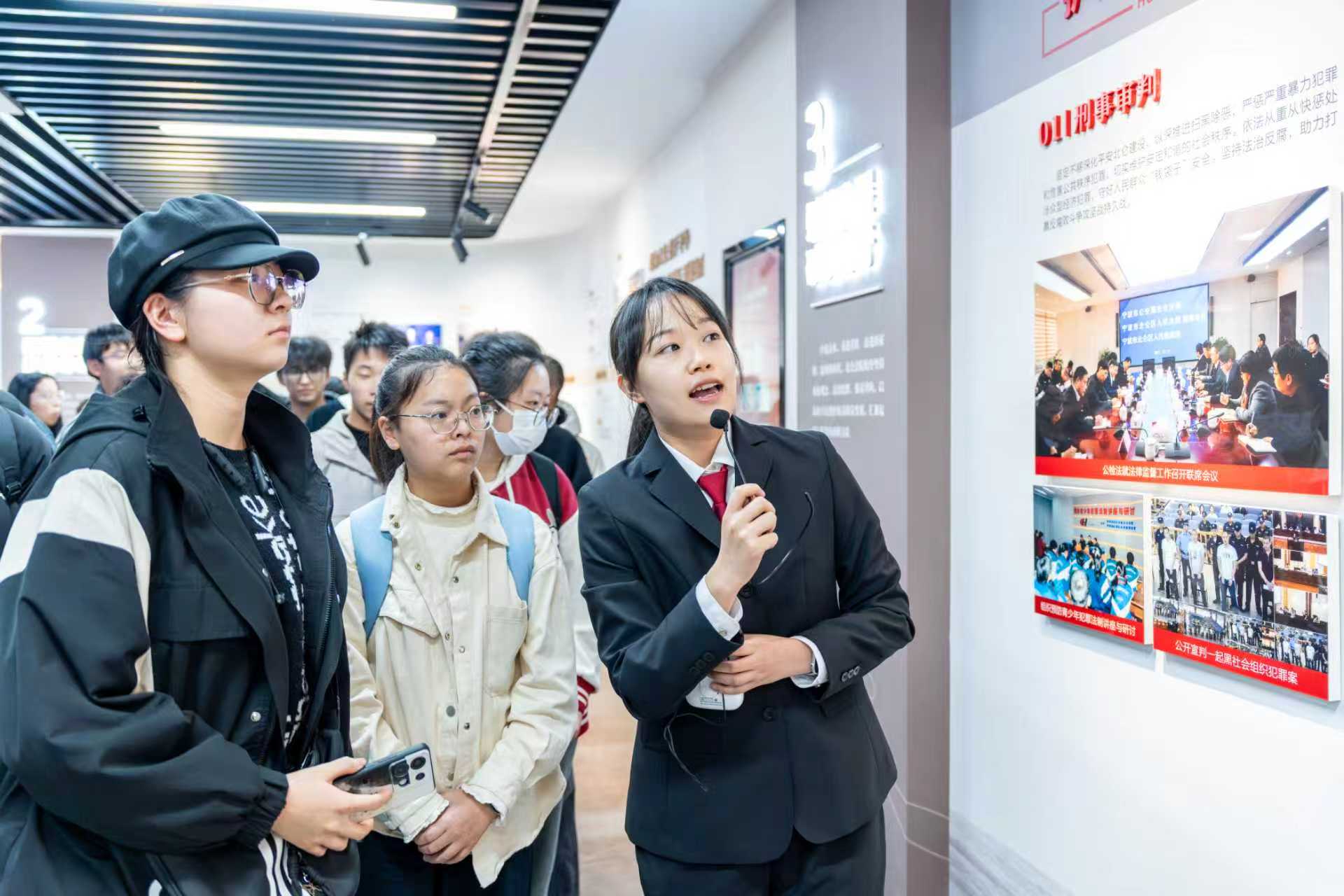 寧波職業(yè)技術(shù)大學(xué)學(xué)生參觀寧波市北侖區(qū)人民法院 學(xué)校供圖.jpg