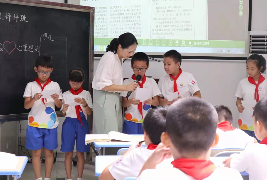 2020年9月簡怡老師在三亞參加省級課堂教學(xué)大賽執(zhí)教《我的心兒怦怦跳》獲省級一等獎(拍攝:陳亞運(yùn)).png 2020年9月簡怡老師在三亞參加省級課堂教學(xué)大賽執(zhí)教《我的心兒怦怦跳》獲省級一等獎(拍攝:陳亞運(yùn)).png
