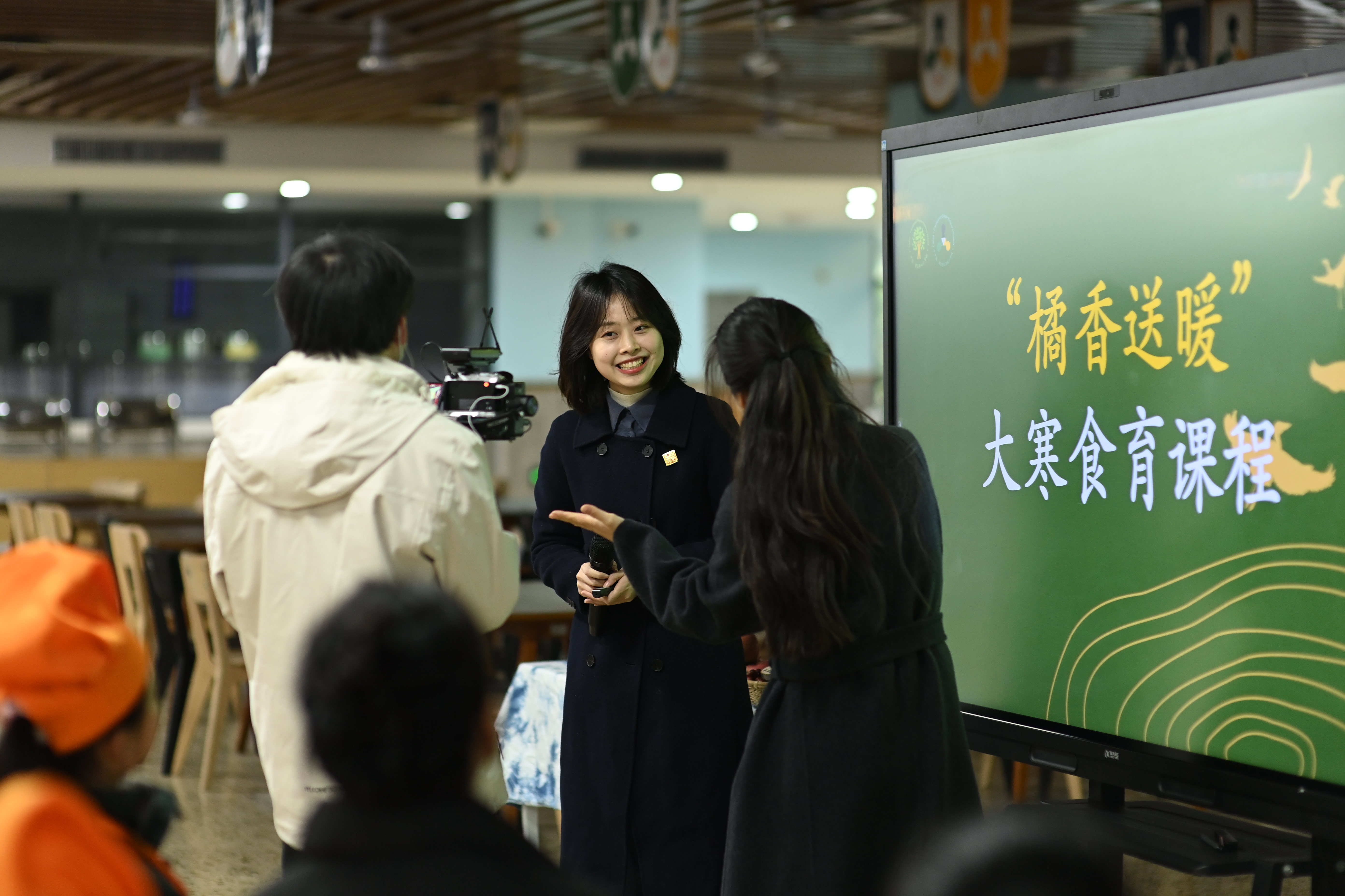 2026年1月15日，兩江新區(qū)童心青禾小學(xué)，“橘意送暖”主題課堂通過網(wǎng)絡(luò)直播向全國教育工作者展示學(xué)校的教育理念。&nbsp;.jpeg