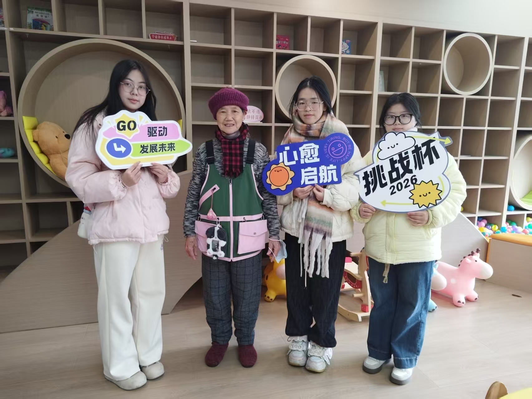 浙江紡織服裝職業(yè)技術(shù)學(xué)院學(xué)生團(tuán)隊研發(fā)的“暖心馬甲” 學(xué)校供圖.jpg