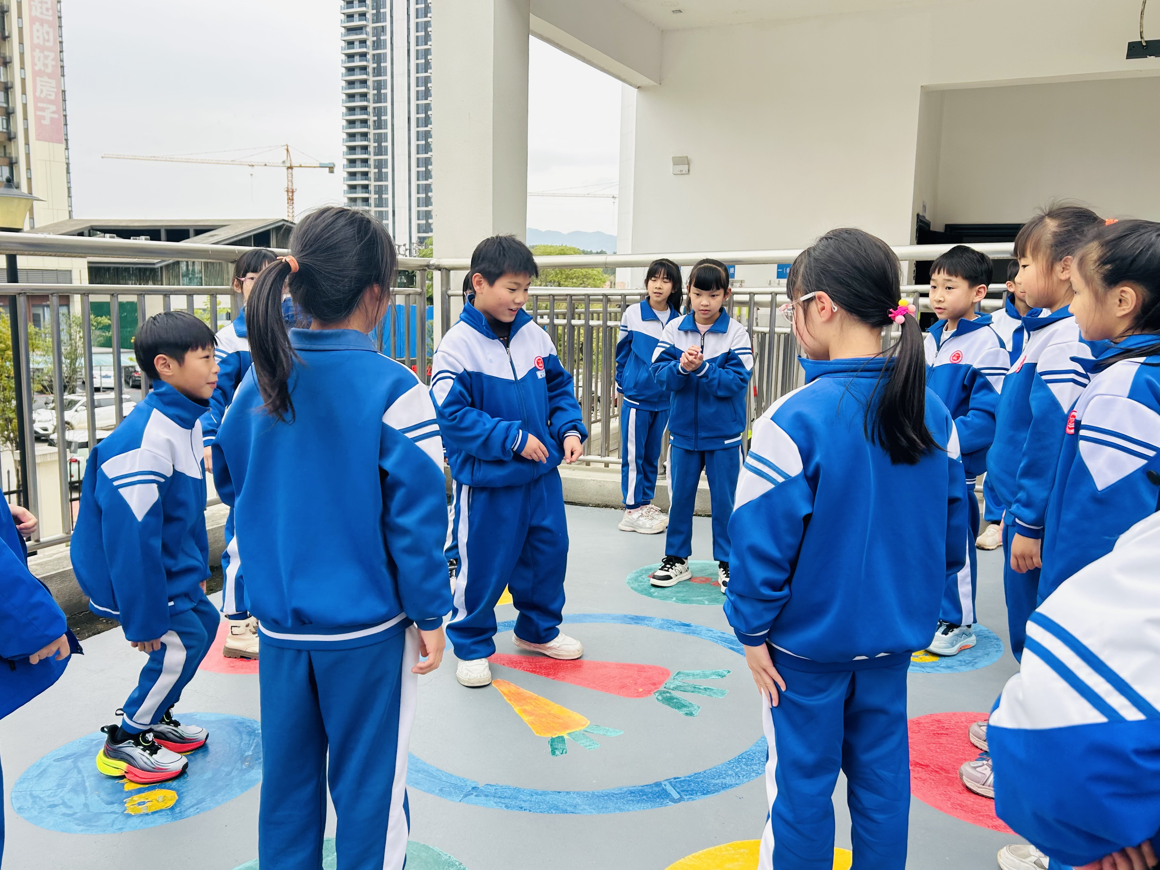 圖為八步新城實(shí)驗(yàn)小學(xué)學(xué)生在玩蘿卜蹲。.jpg