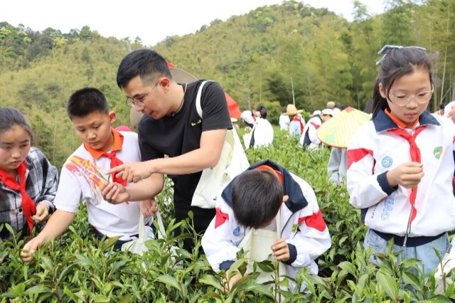 范永華老師指導(dǎo)學(xué)生.jpg
