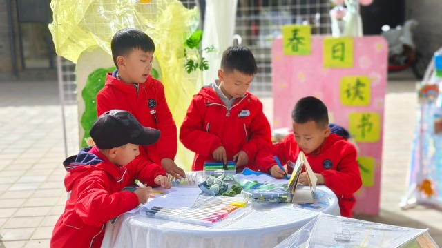 山丹縣幼兒園的孩子們正在進(jìn)行繪本制作.jpg