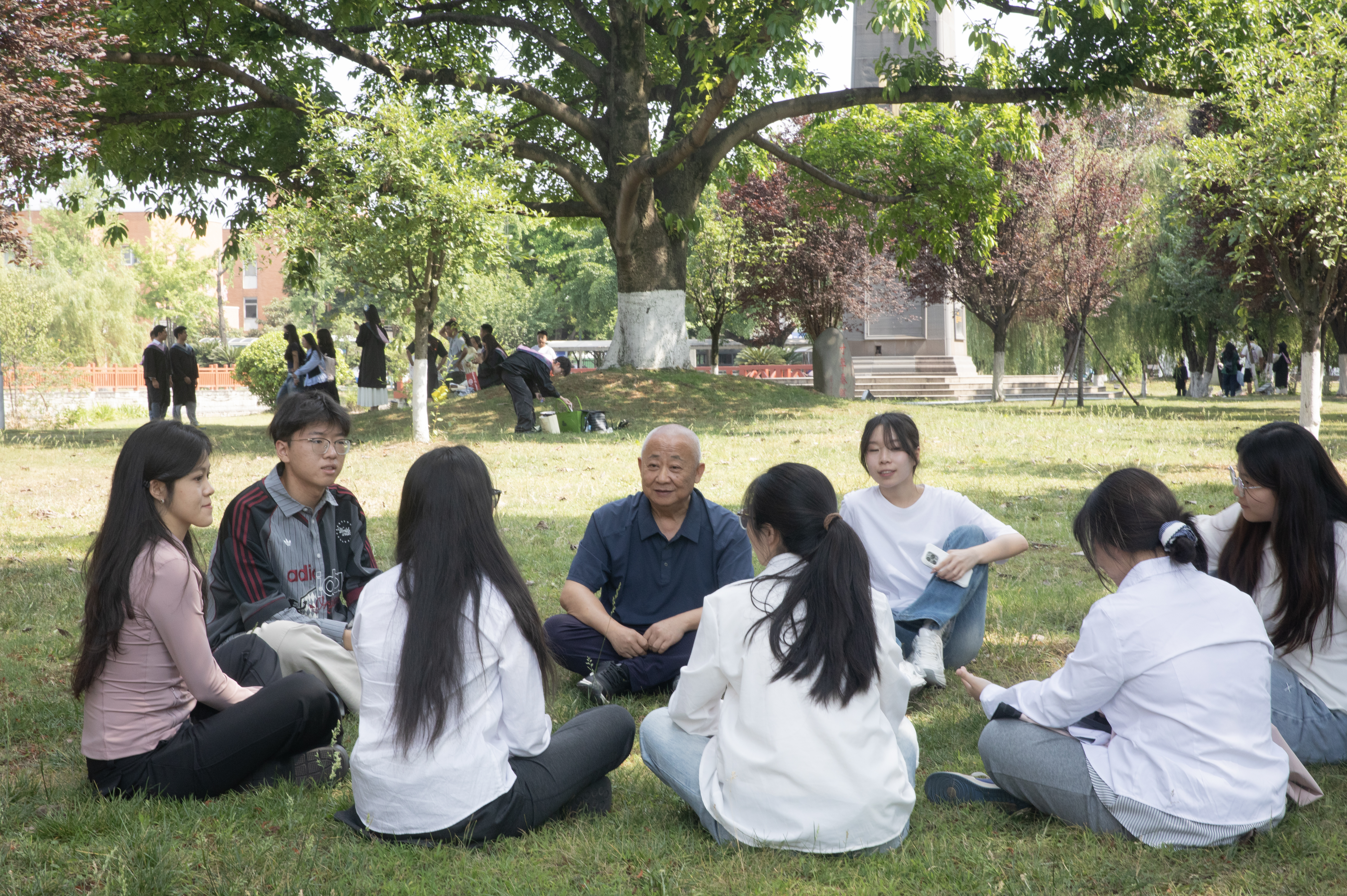 里贊代表與西南民族大學(xué)學(xué)生交流.jpg