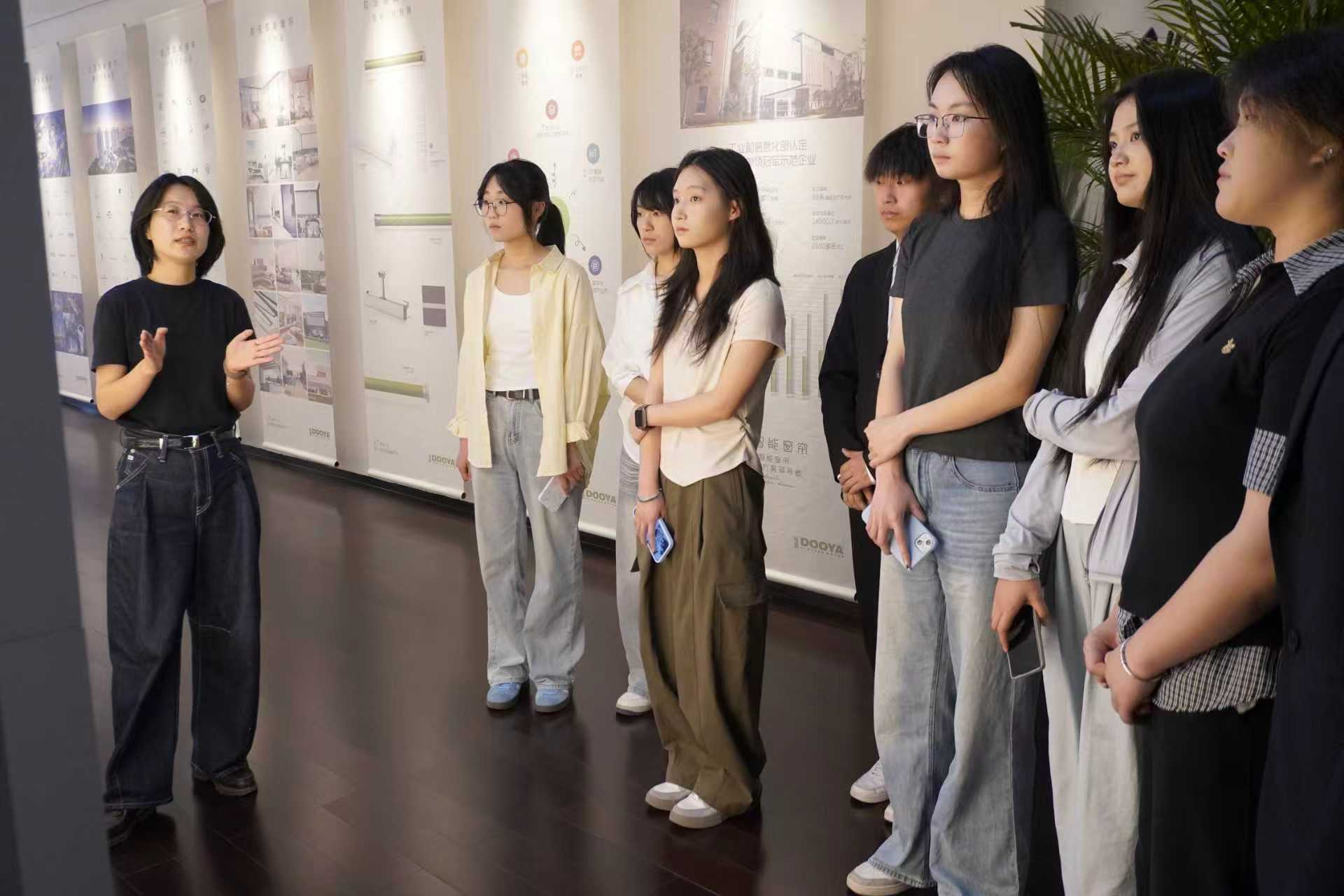 寧波職業(yè)技術(shù)大學(xué)組織學(xué)生走進(jìn)企業(yè)開展就業(yè)對(duì)接活動(dòng) 學(xué)校供圖.jpg