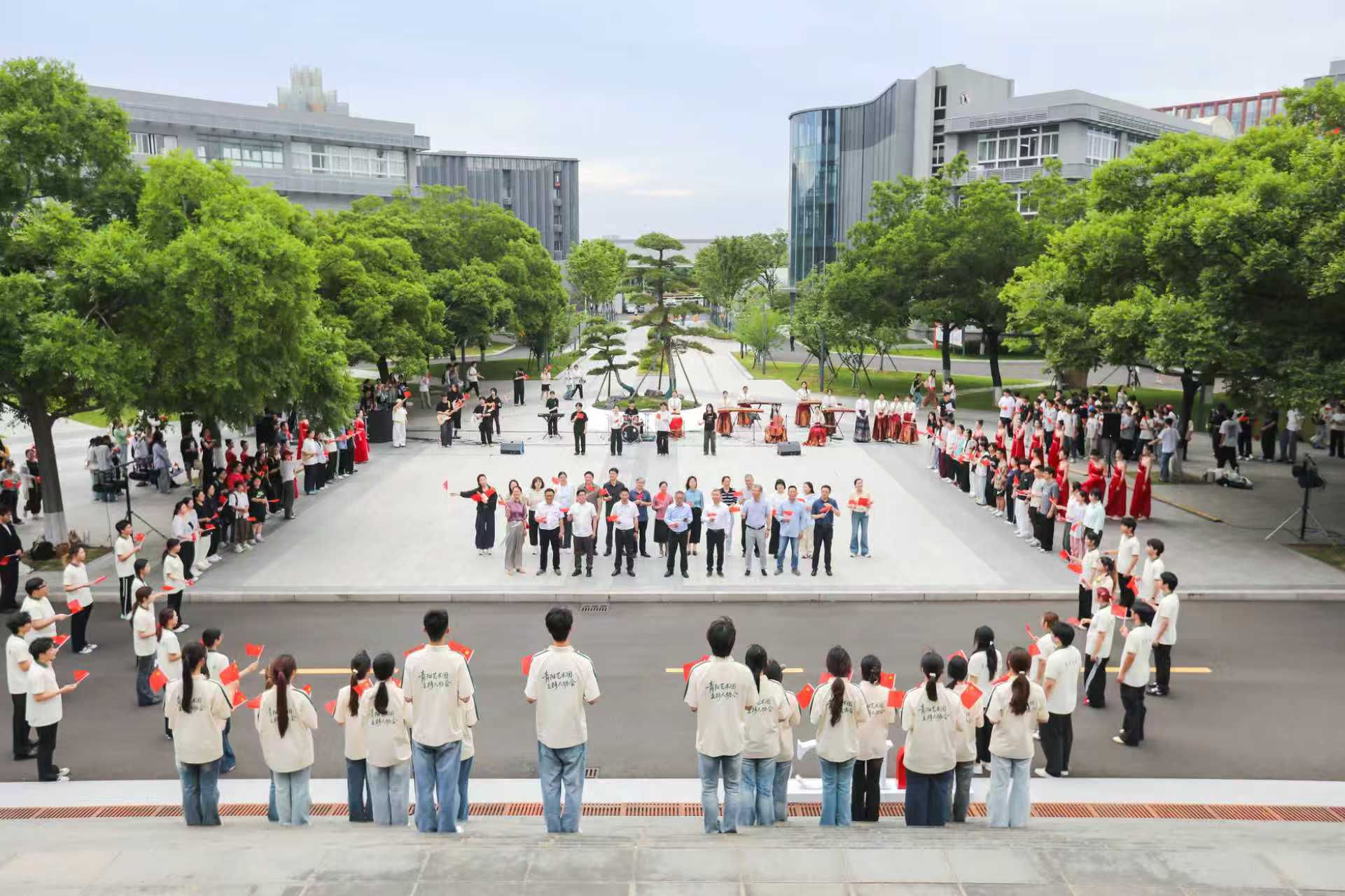寧波城市職業(yè)技術(shù)學院師生同唱《我愛你，中國》學校供圖.jpg