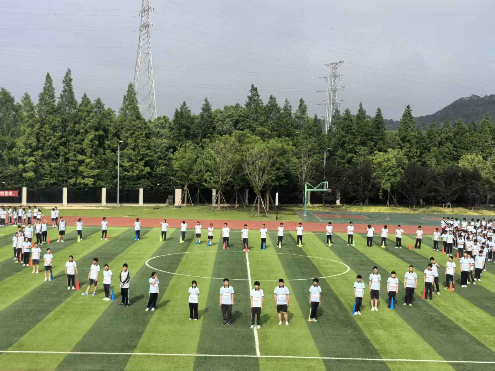 寧波衛(wèi)生職業(yè)技術(shù)學(xué)院攜手云龍鎮(zhèn)中學(xué)開展的心理拓展活動(dòng)拍拍操現(xiàn)場 學(xué)校供圖.jpg