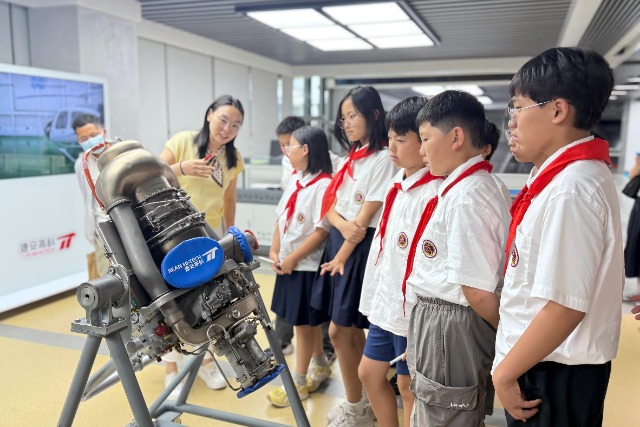鄭州大學(xué)實(shí)驗(yàn)小學(xué)郭利亭老師在講解飛機(jī)發(fā)動(dòng)機(jī)(1).jpg