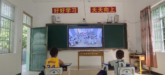 龍州縣水口鎮(zhèn)峒桂教學(xué)點(diǎn)的學(xué)生通過(guò)云端同步課堂與縣城學(xué)生同上一節(jié)音樂(lè)課。攝影：黃西梅.jpg