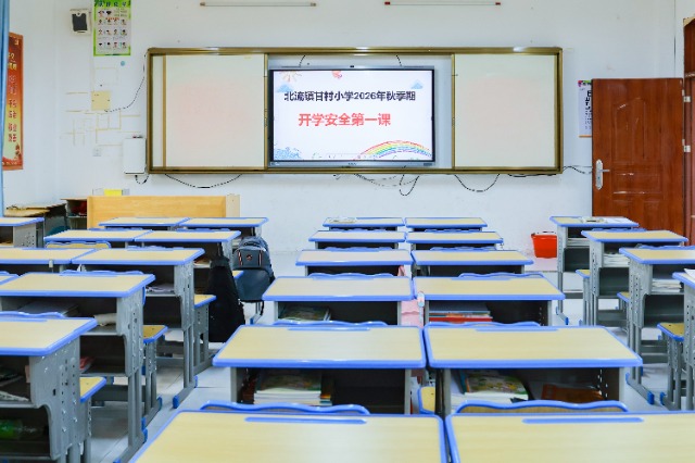 甘村小學新課桌已投入使用 梁儉攝.jpg
