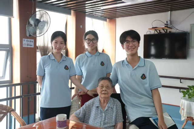 張平老師和寧波四中的學(xué)生們在一起 袁嘉怡 攝.jpg