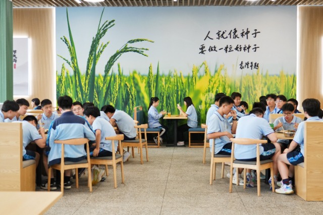 正始中學(xué)學(xué)生在“禾下”餐廳用餐 學(xué)校供圖.jpg