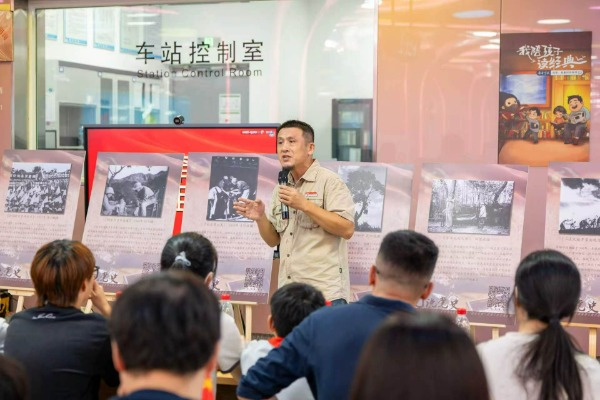 浙江萬里學院文化與傳播學院教師江城帶來《圖說黨史》專題宣講 學校供圖.jpg