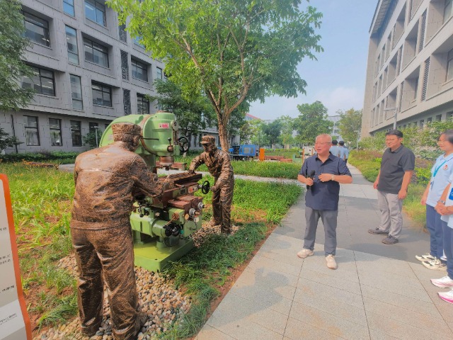 寧波市鄞州職業(yè)教育中心學(xué)校教師在匠跡園為學(xué)生講解機(jī)械專業(yè)發(fā)展史 學(xué)校供圖.jpg
