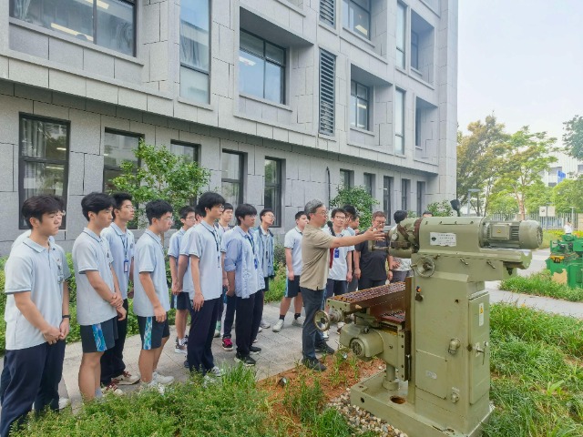 寧波市鄞州職業(yè)教育中心學(xué)校教師在匠跡園為學(xué)生講解機(jī)械專業(yè)發(fā)展史 學(xué)校供圖1.jpg