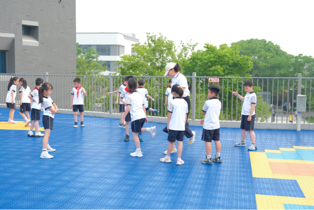 鎮(zhèn)海區(qū)實(shí)驗(yàn)小學(xué)師生在“平臺(tái)撒歡游戲區(qū)”跳皮筋 鎮(zhèn)海區(qū)教育局供圖.png