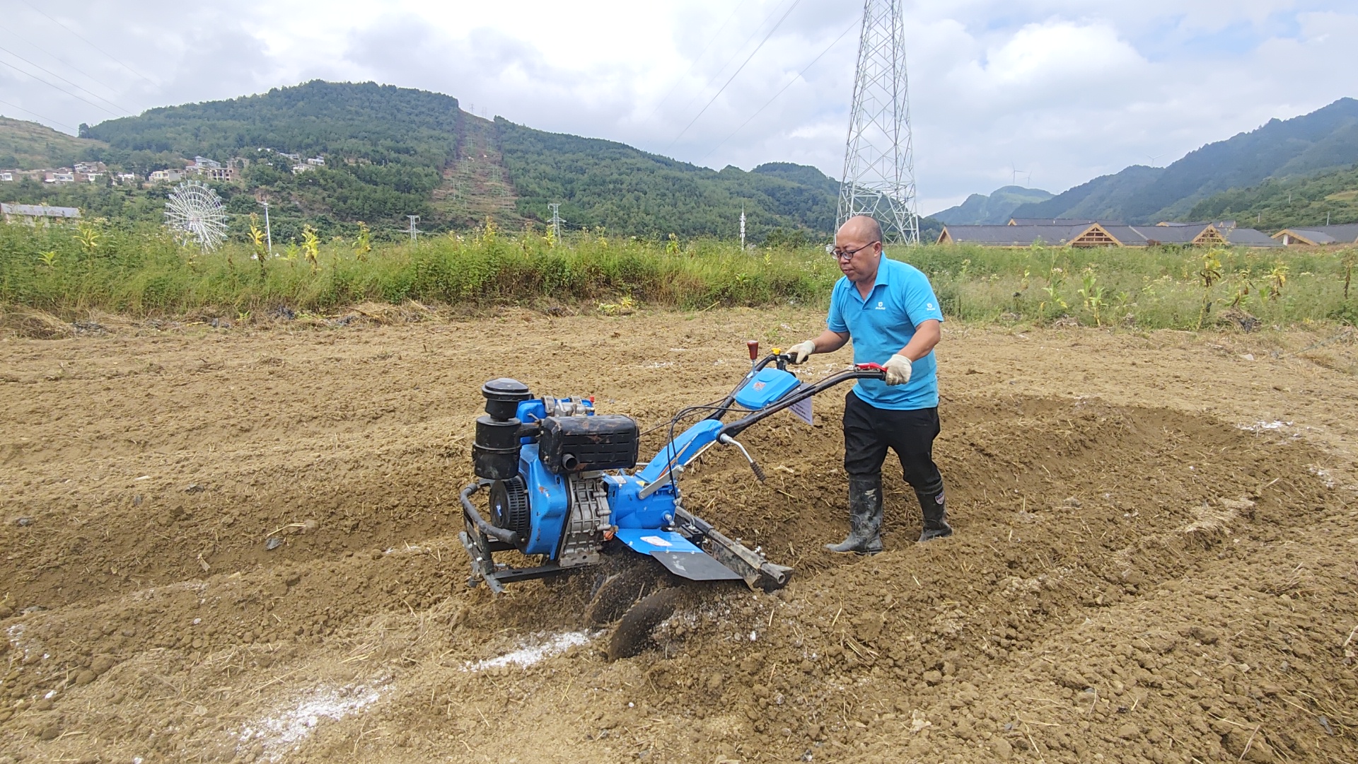 2026年貴州煙草農(nóng)機(jī)“賽馬選型”及農(nóng)機(jī)技術(shù)培訓(xùn)起壟現(xiàn)場.jpg