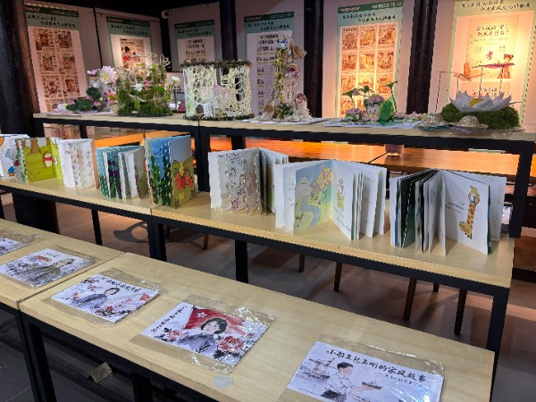 寧波財(cái)經(jīng)學(xué)院師生原創(chuàng)繪本和主題海報(bào)在寧波家風(fēng)館展出 學(xué)校供圖.jpg