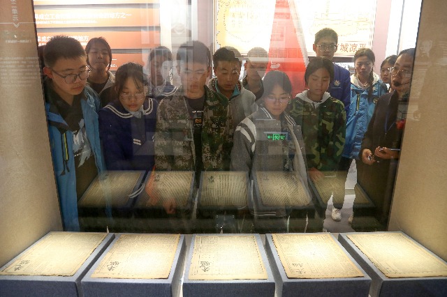 13——參觀革命歷史文物.JPG 13——參觀革命歷史文物.JPG