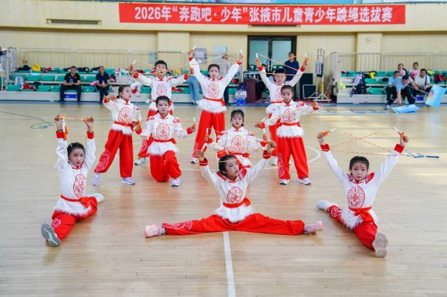 山丹縣三立小學(xué)學(xué)生參加張掖市青少年跳繩比賽活動(dòng).jpg